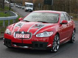 Шпионы увидели новый Jaguar XF в красном