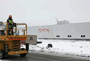 Заводу Toyota не хватает рабочих
